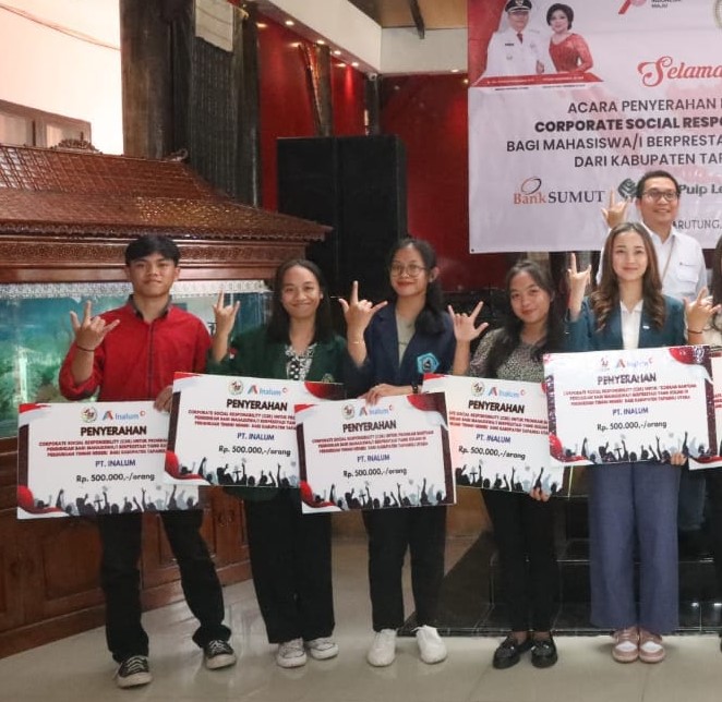 Mahasiswa IAKN Tarutung menerima Beasiswa dari Bantuan Pendidikan dari CSR di Tapanuli Utara 2023